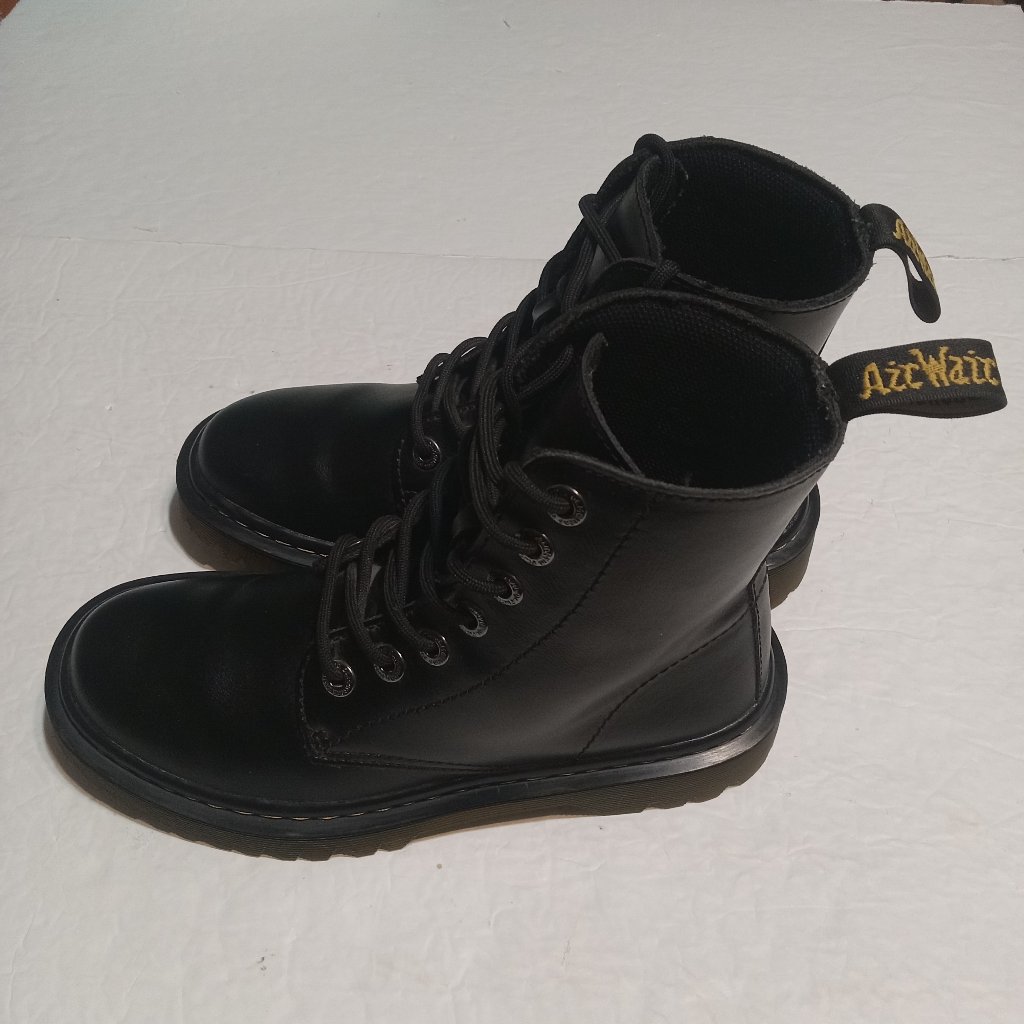Dr. Martens Women's Luana Smooth Leather Lace Up Combat Boots 6 Aw004 Black